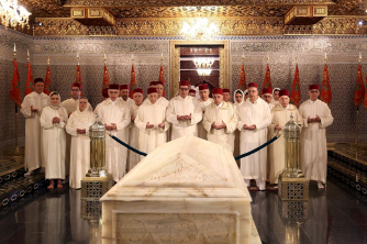 رئيس الحكومة يقوم رفقة السيدات والسادة الوزراء، بزيارة ضريح محمد الخامس ترحما على الروح الطاهرة لأب الأمة