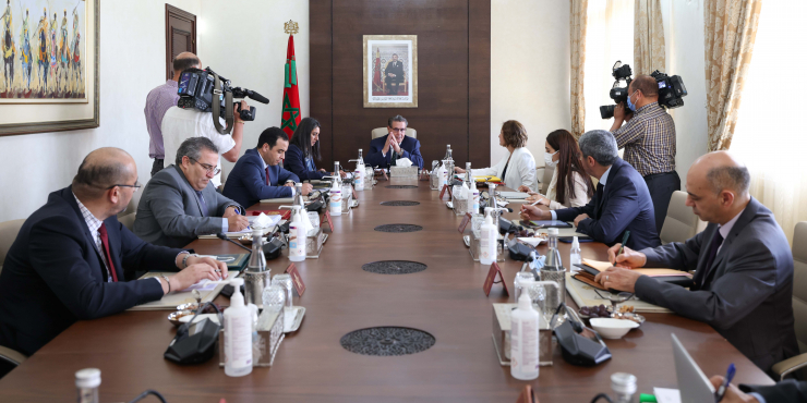 Le Chef de Gouvernement préside une réunion de travail sur la relance du secteur touristique et la reprise de la saison touristique