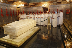 أعضاء الحكومة يترحمون على روح جلالة المغفور له الملك الراحل محمد الخامس 